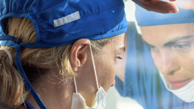 medica_mirando_por_la_ventana